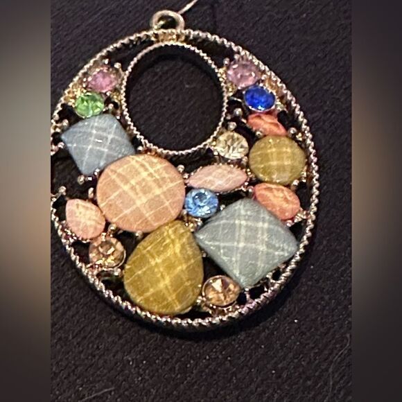 Multi color faceted lucite pastel crystal gold tone hoop pierced earrings - Picture 7 of 10